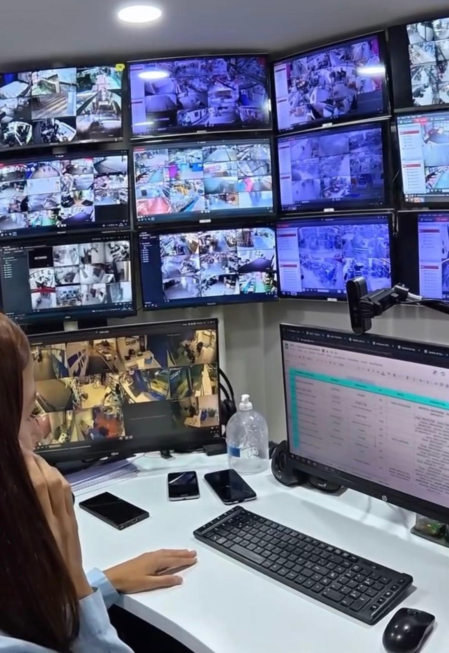Operadora en la central de monitoreo de DNZT frente a las pantallas de cámaras